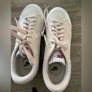 women’s nike sneakers